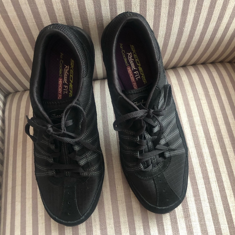 Black Sketchers Relaxed Fit Breathe Easy Air Cooled Memory Foot